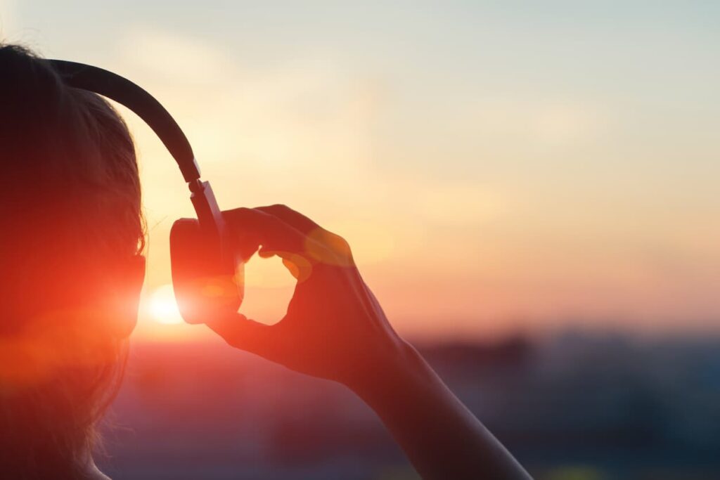 personne avec son casque coucher de soleilapprendre à danser quand on a pas le rythme