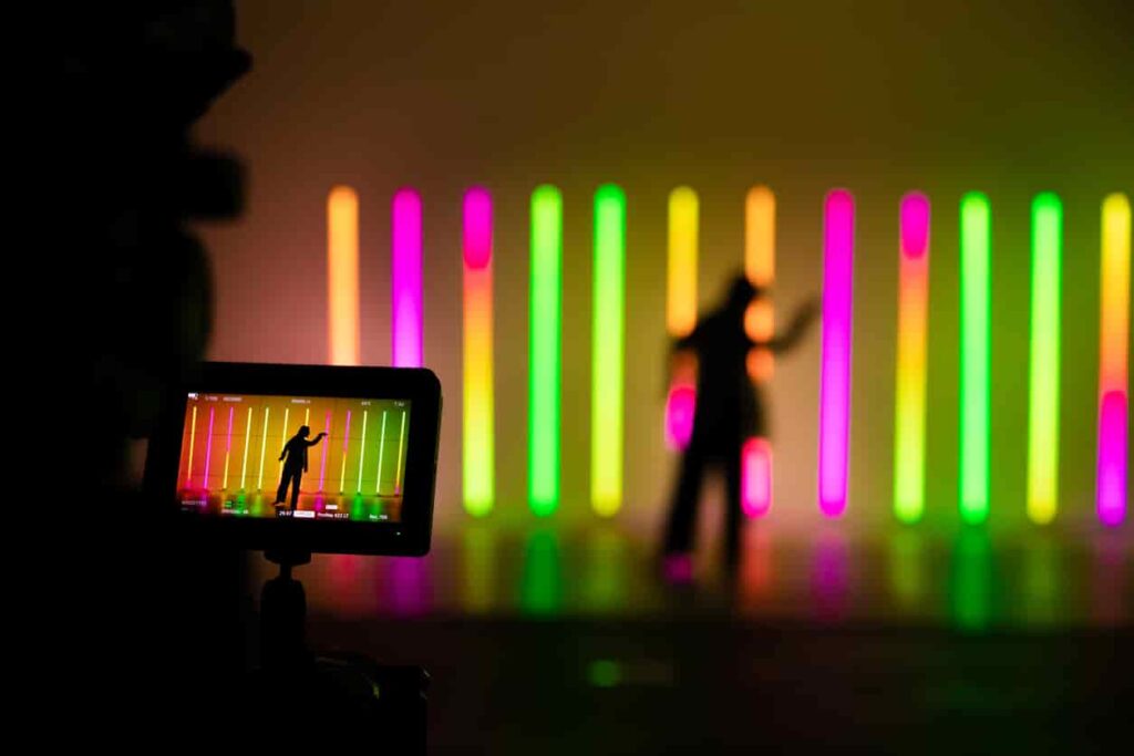 apprendre à danser - danseur devant des néons de couleur