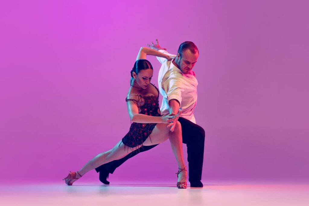 duo de danseur en train de faire une danse facile à apprendre