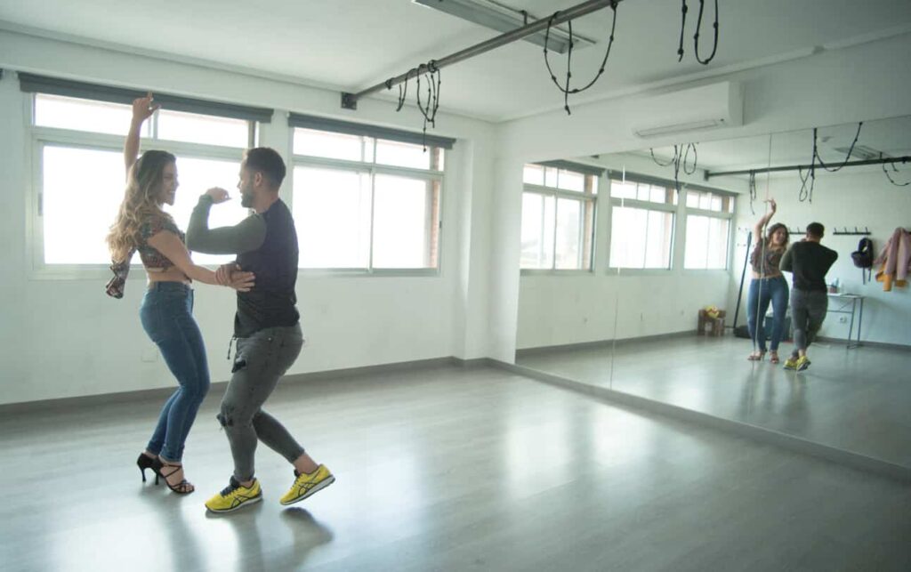 couple de danseurs pour danse apprendre à danser à deux