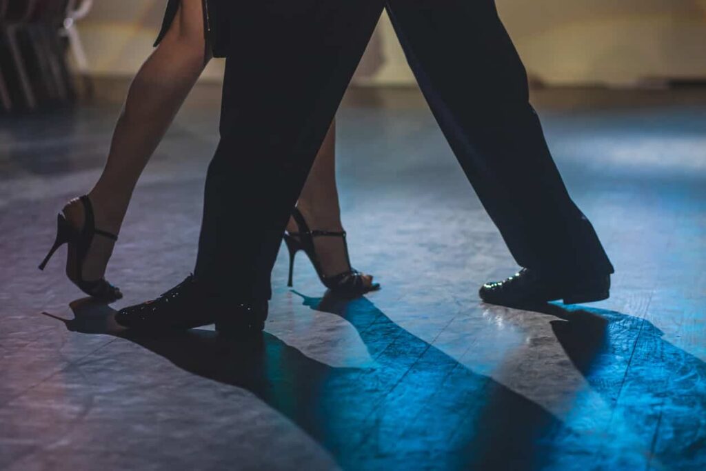 pieds de danseurs en couple pourapprendre à danser à deux