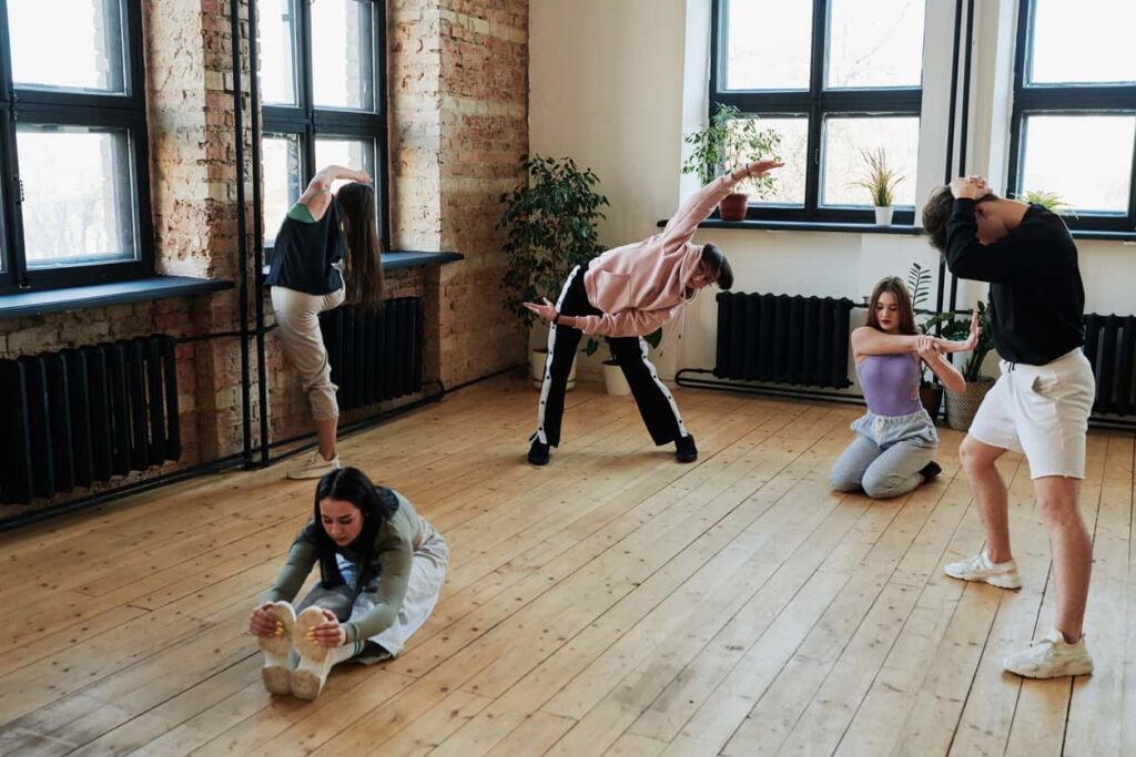 crew de danseurs qui s'étirent et comment bien danser