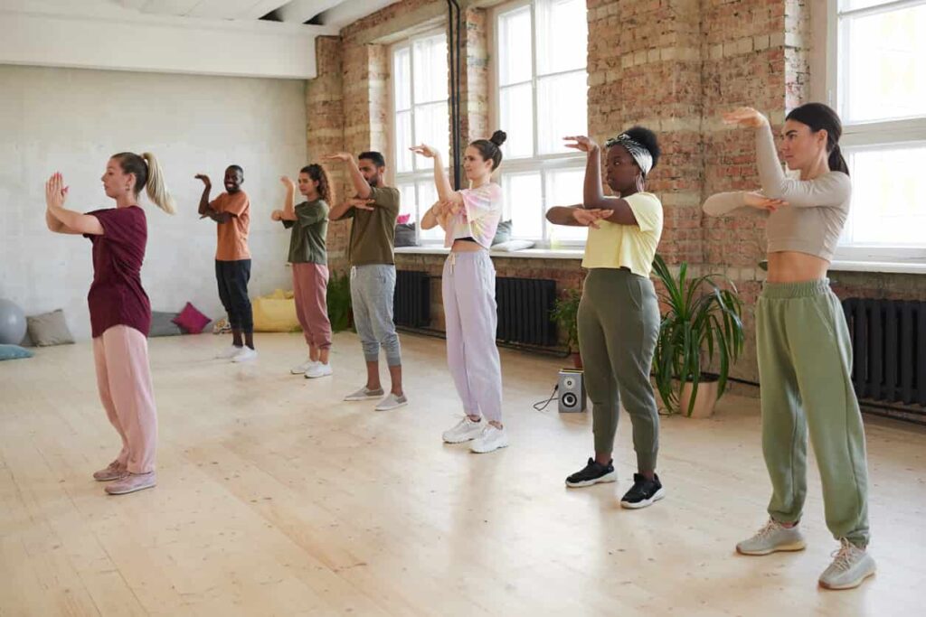 crew de danseurs qui apprennent comment bien danser