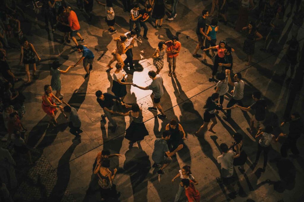 couples de danseurs faisant une danse facile à apprendre