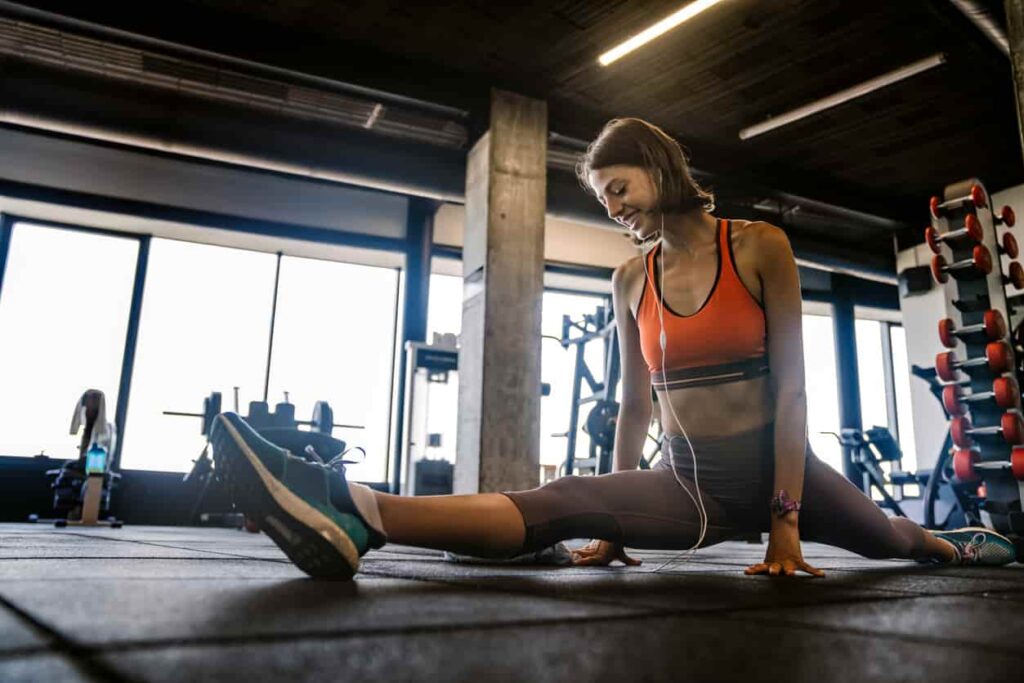 femme sur un tapis en train de faire un exercice souplesse danse