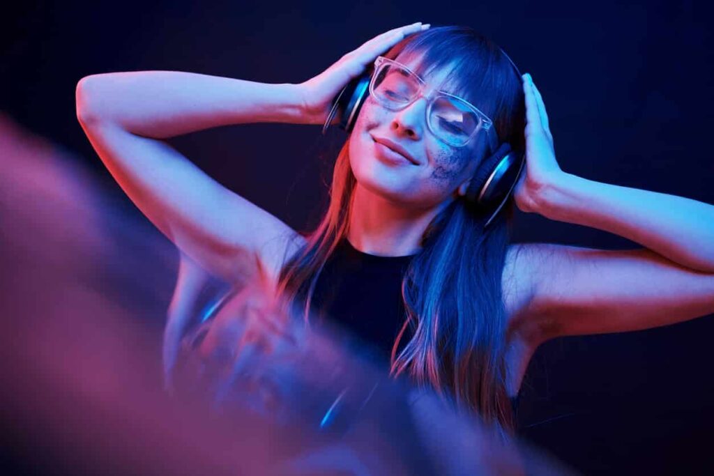 femme écoutant de la musique dans son casque pour développer son oreille musicale