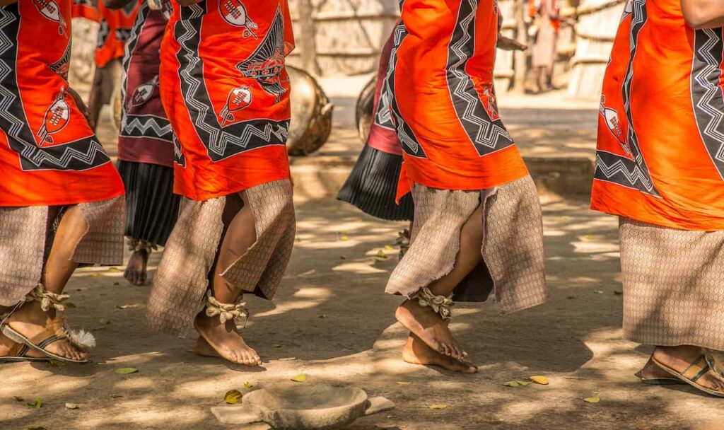 danse africaine caractéristiques : des personnes faisant des pas de danse