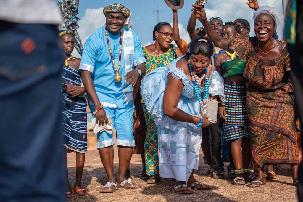 danse africaine caractéristiques : des personnes dansent