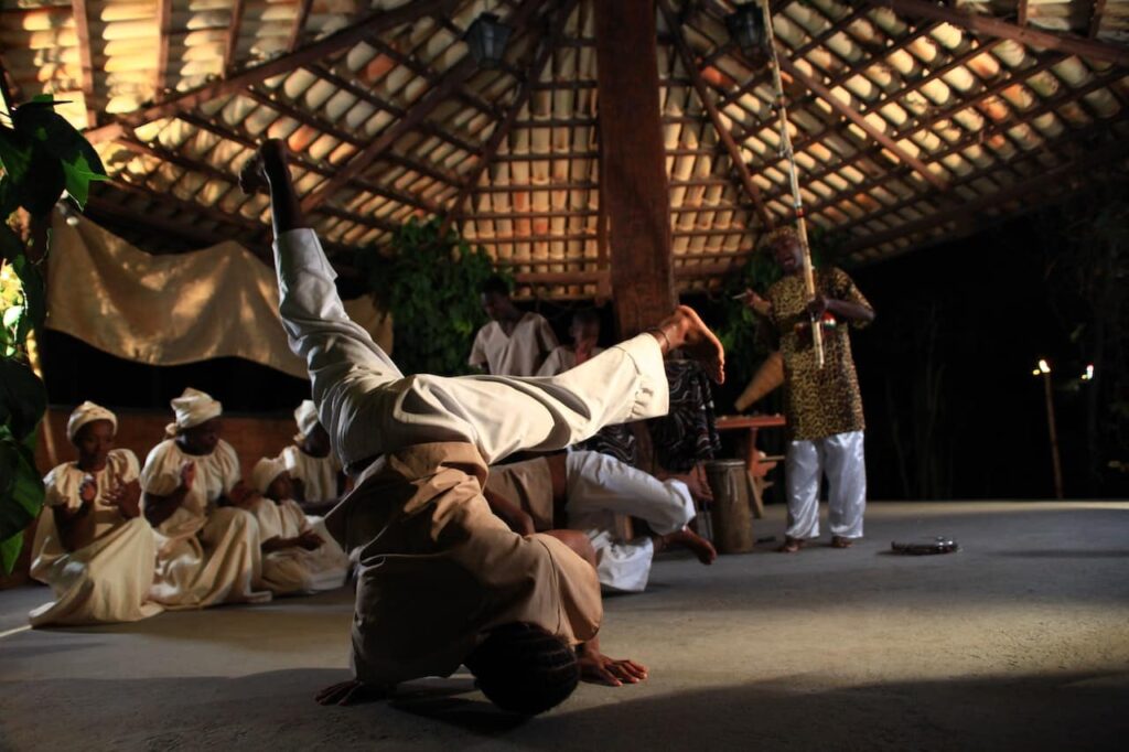 danse africaine caractéristiques : un homme faisant une danse