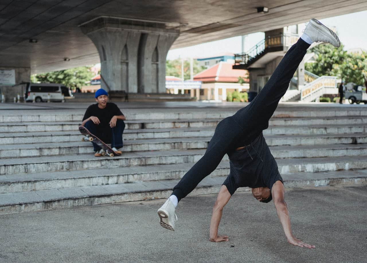 hip hop danse : un homme faisant du break dance