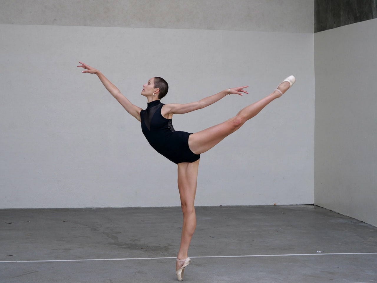 danse classique :  une danseuse exécutant une figure