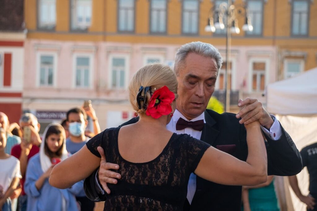 danse latine : un couple danse