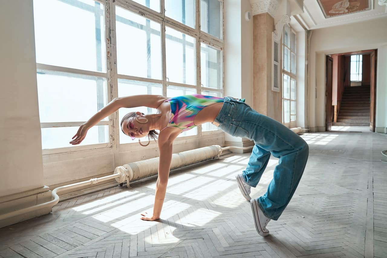 hip hop danse : une femme faisant du hip hop