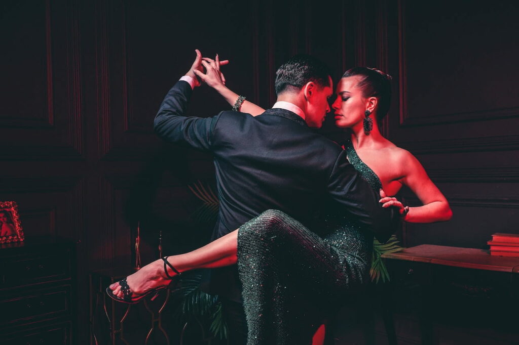 danse latine : un couple faisant une danse latine