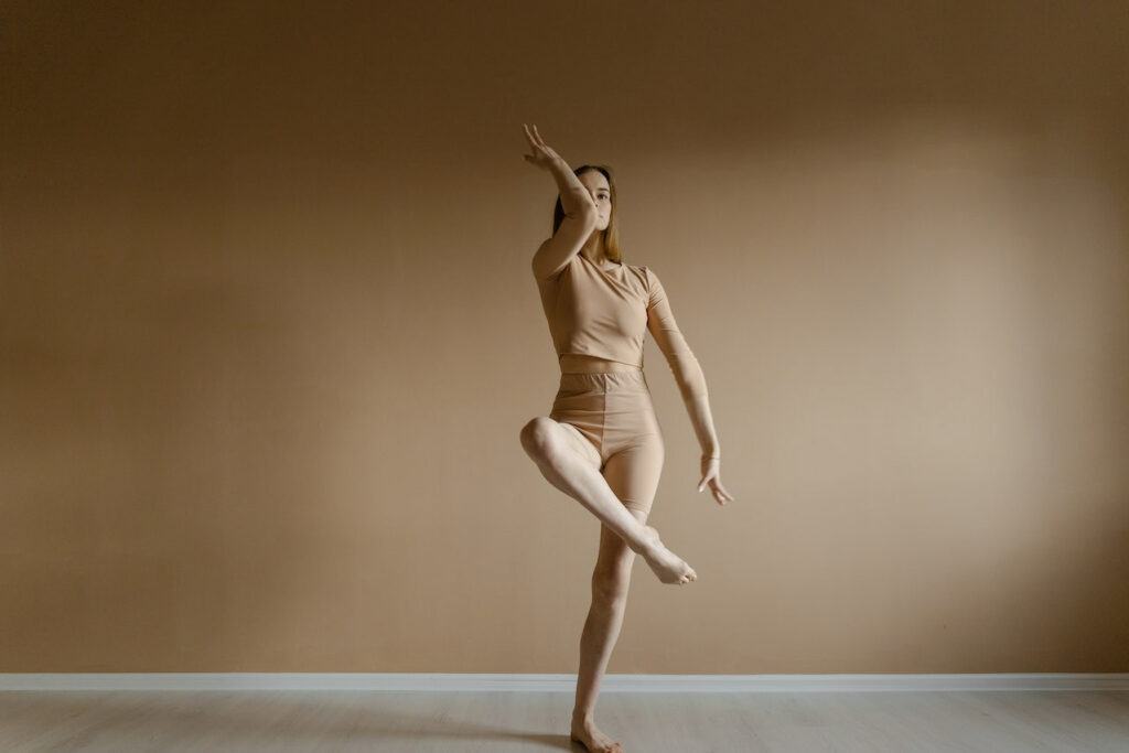 danse irlandaise : une femme faisant un mouvement de jambe