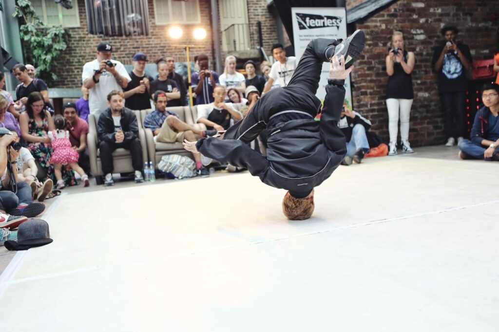 danse du monde : un homme faisant du break dance