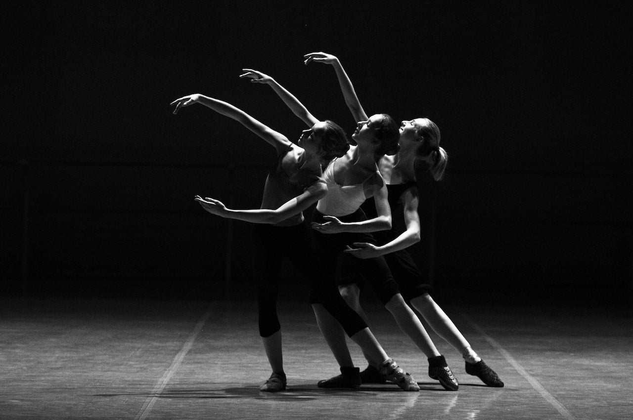 danse modern jazz : une troupe féminine faisant de la danse modern jazz