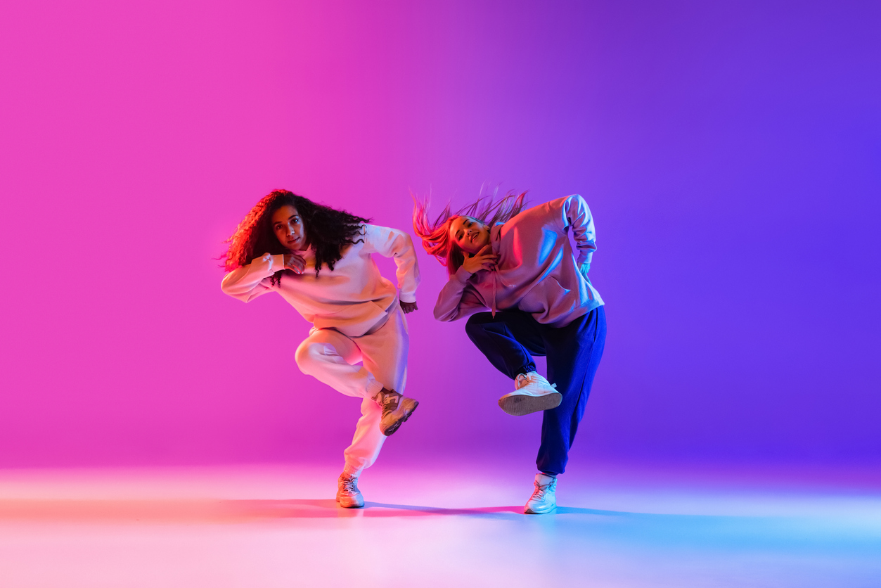 danse jazz :  deux femmes dansent