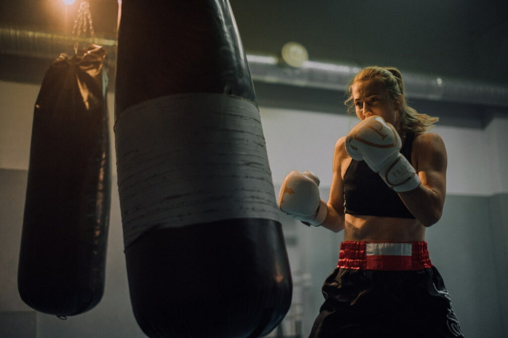 boxe cardio : une femme frappant dans un sac de boxe
