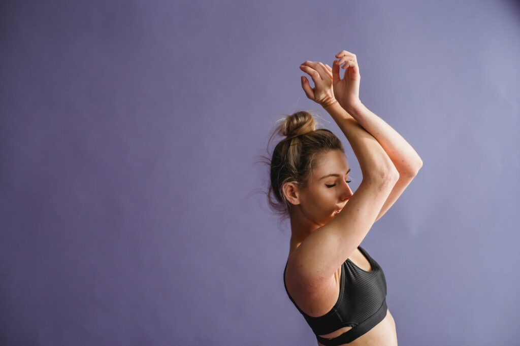 zumba à la maison :  une femme danse la zumba