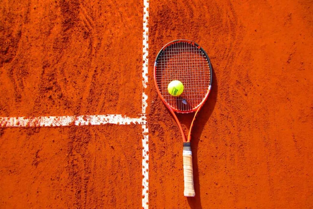 sport de raquette : une raquette de tennis au sol