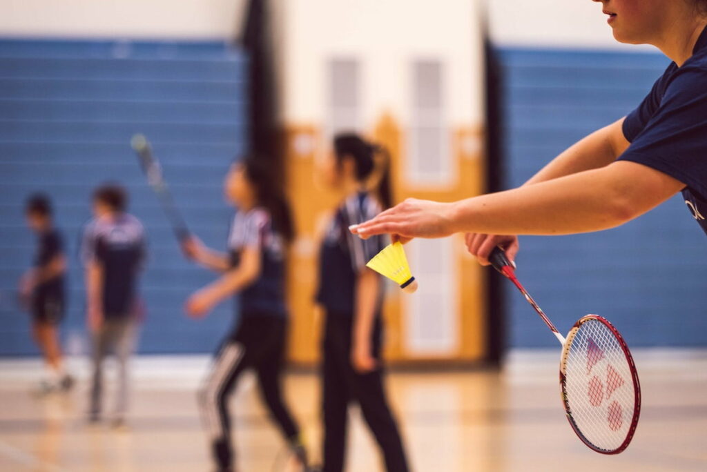 sport de raquette : une personne joue au badminton