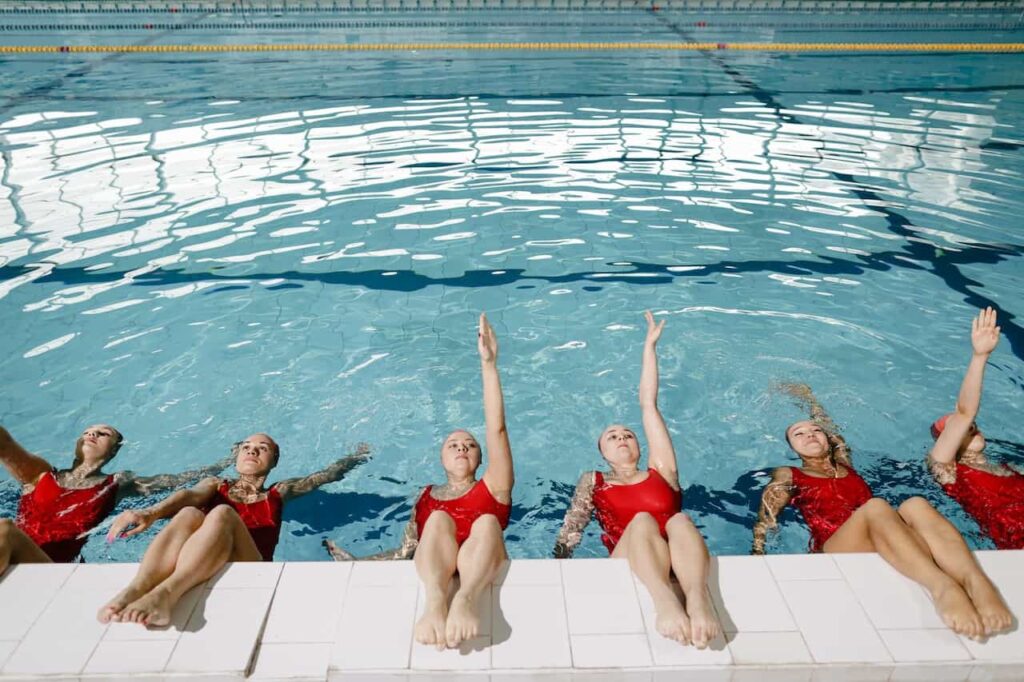 danse et sport : des femmes font de la natation