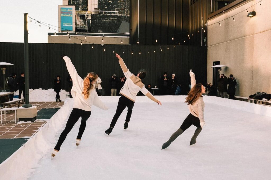 danse sur glace : un groupe d'amis danse sur une patinoire