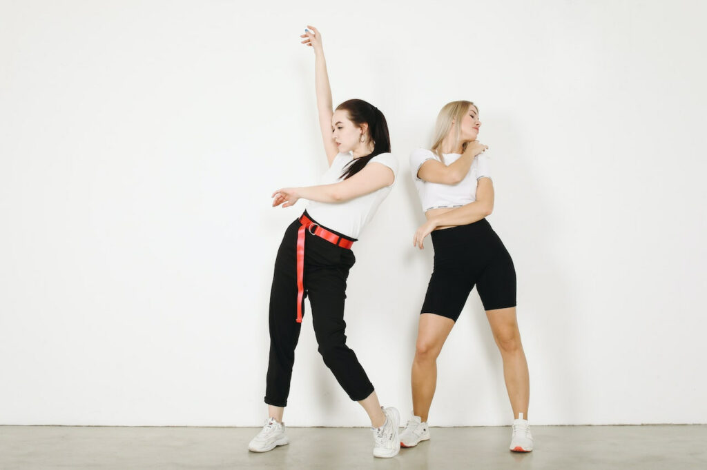 conseils pour gagner en sens du rythme : deux femmes dansent