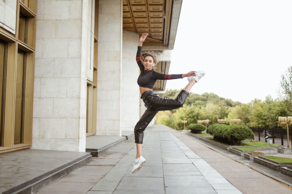 danse et sport : une femme faisant de la danse