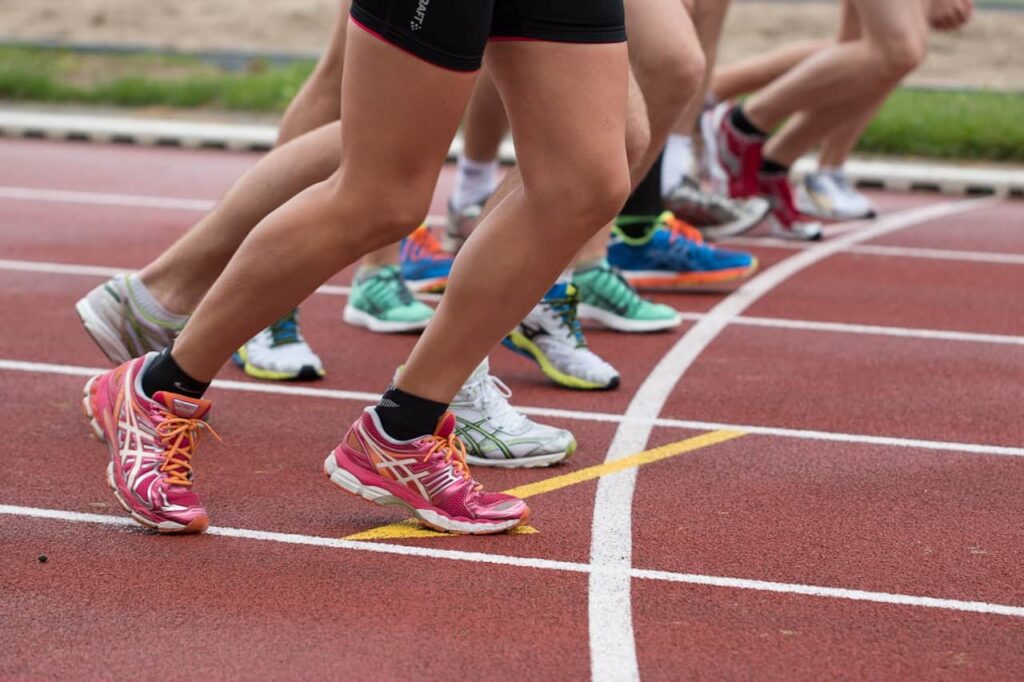 conseils running : des personnes sur une piste d'athlétisme