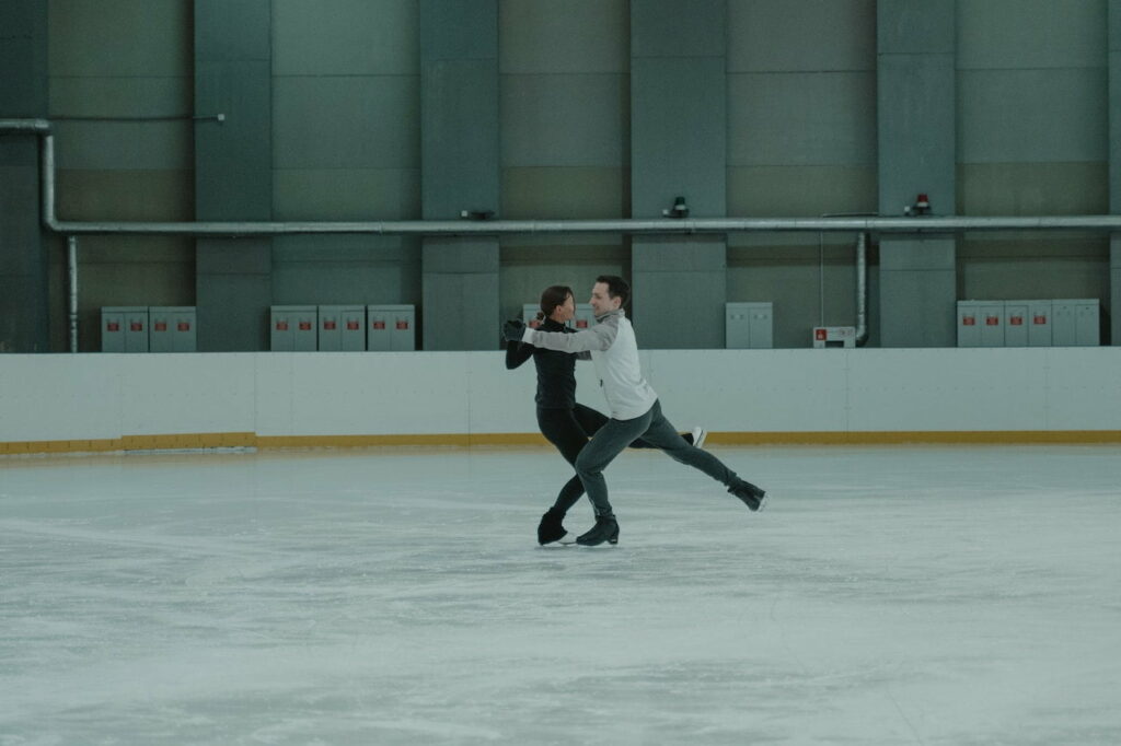 danse sur glace : un couple qui patine en faisant une danse