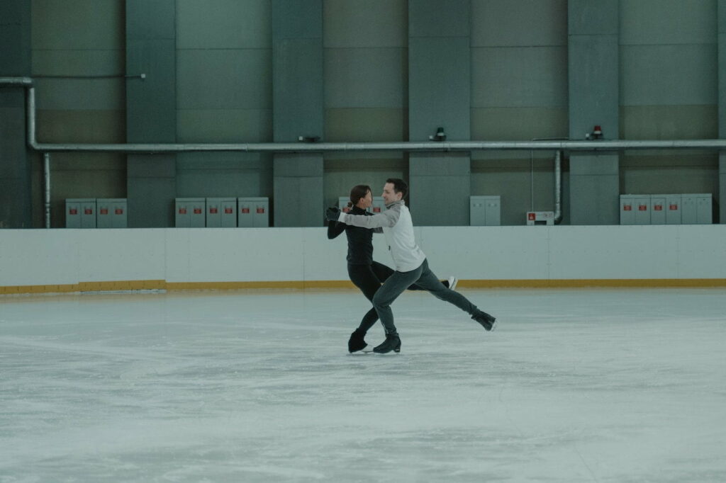 danse sur glace : un couple qui patine en faisant une danse