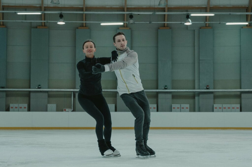 danse sur glace : un couple patine