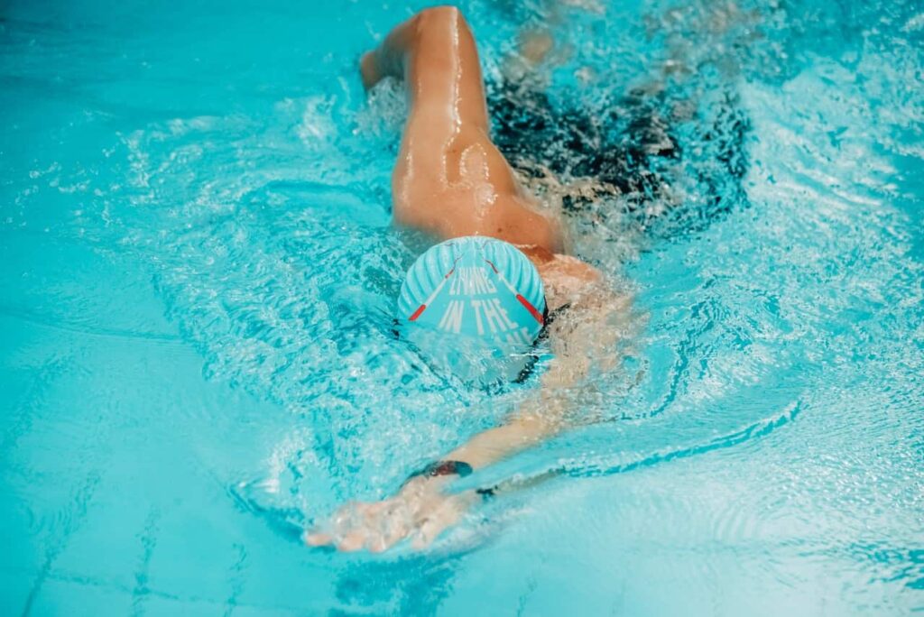 natation bienfaits : une femme qui nage