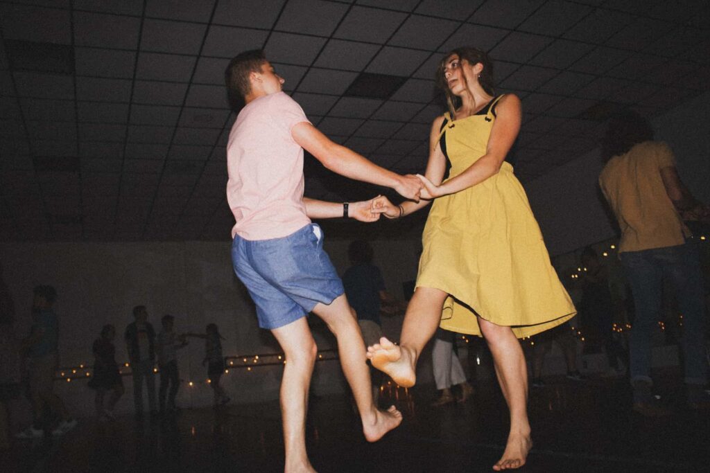 danse rock acrobatique : un couple danse le rock