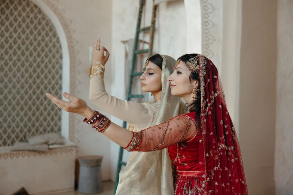 danse orientale : des femmes dansent