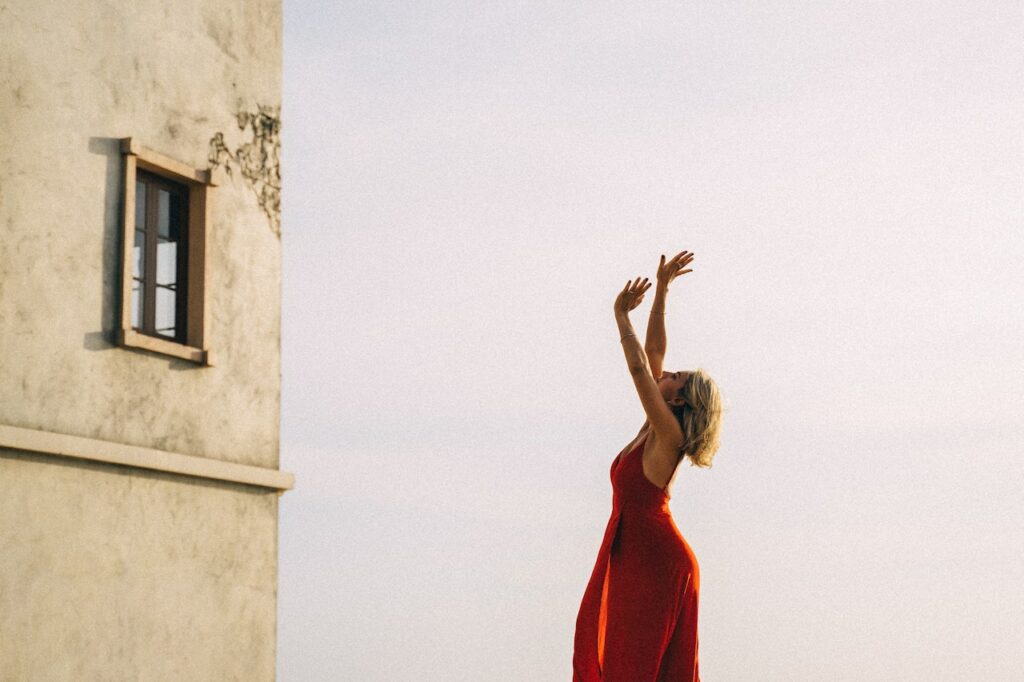 danses cubaines : une femme danse