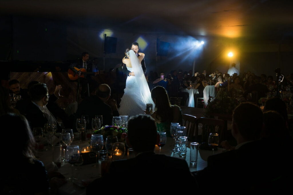 danse ouverture de bal mariage : un couple danse