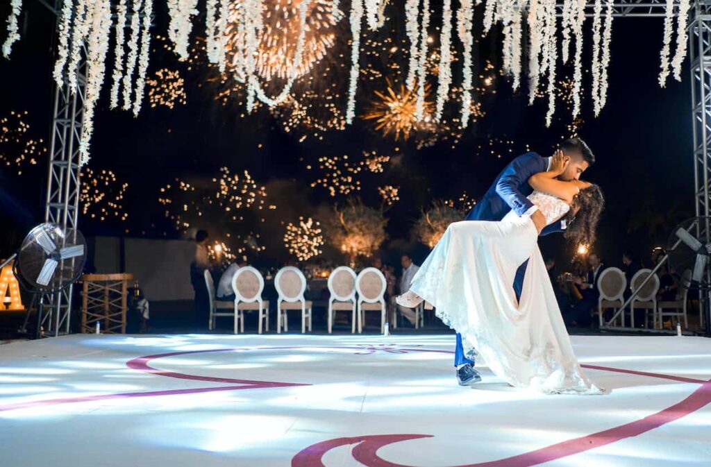 danse ouverture de bal mariage : un couple danse sun slow