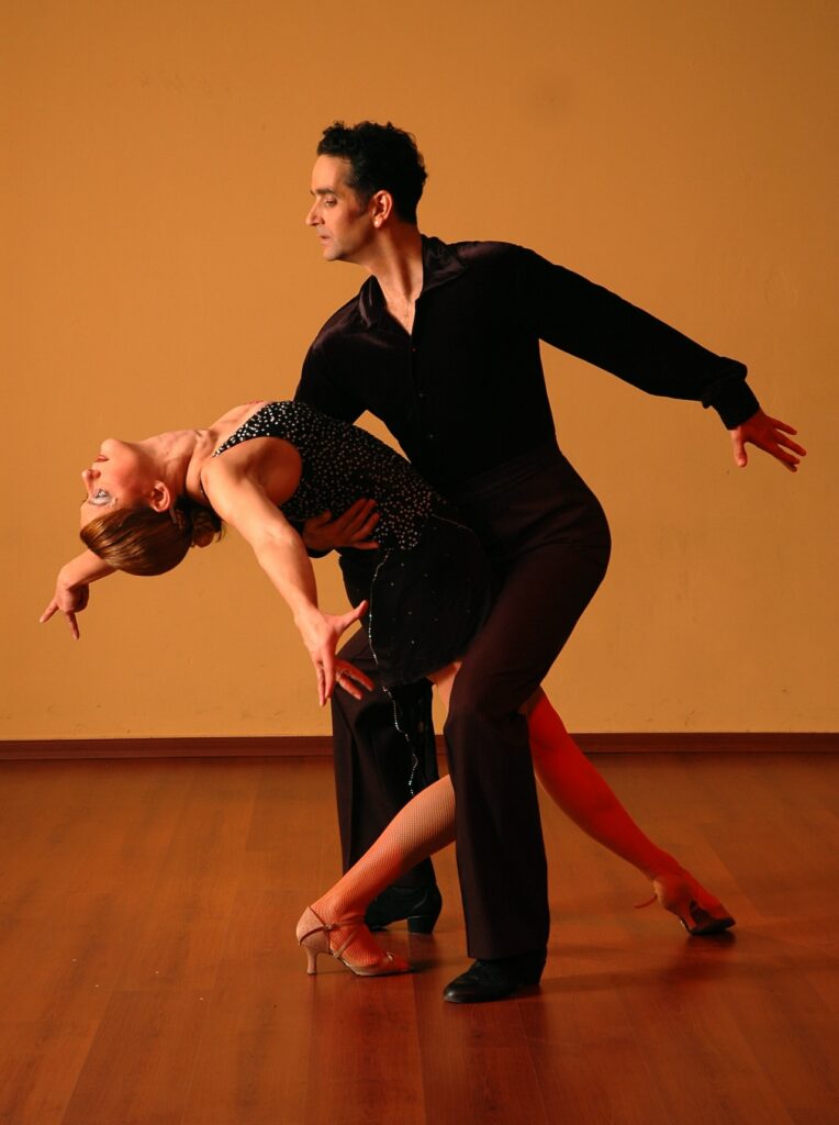 danses cubaines : un couple danse
