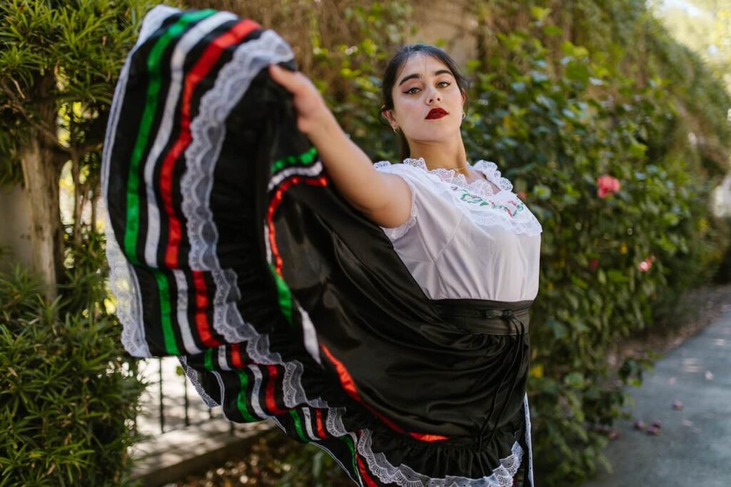 danse argentine : une femme montre son costume traditionnel 