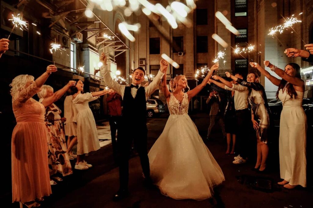 danse ouverture de bal mariage : un couple faisant leur arrivée