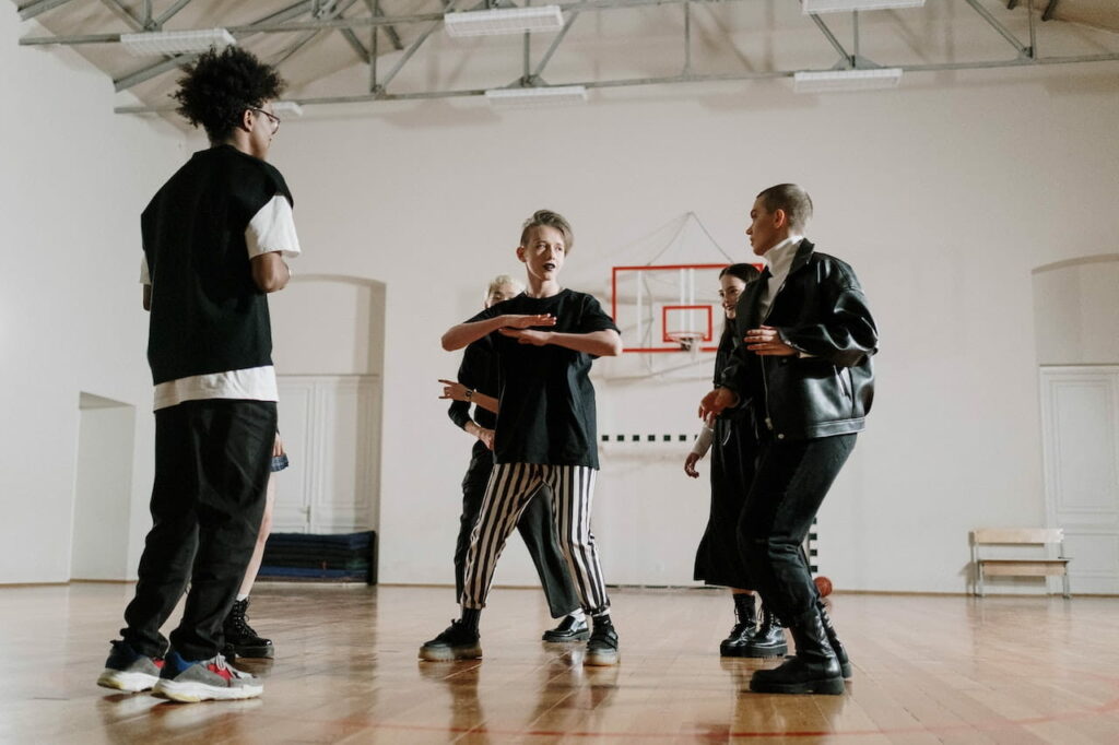 chorégraphie danse : un groupe de jeunes danse