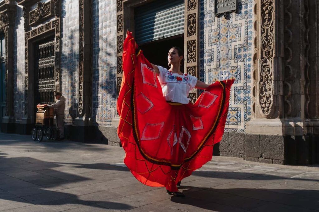 danses traditionnelles espagnoles : une femme danse en soulevant sa robe
