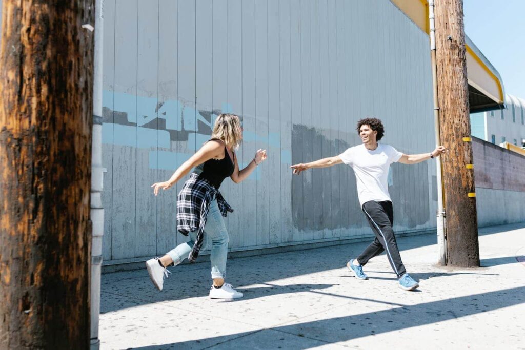 cardio danse : deux personnes dansent dans la rue
