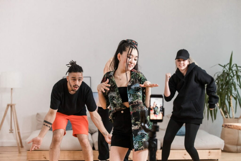 chorégraphie danse : un groupe de jeunes danse