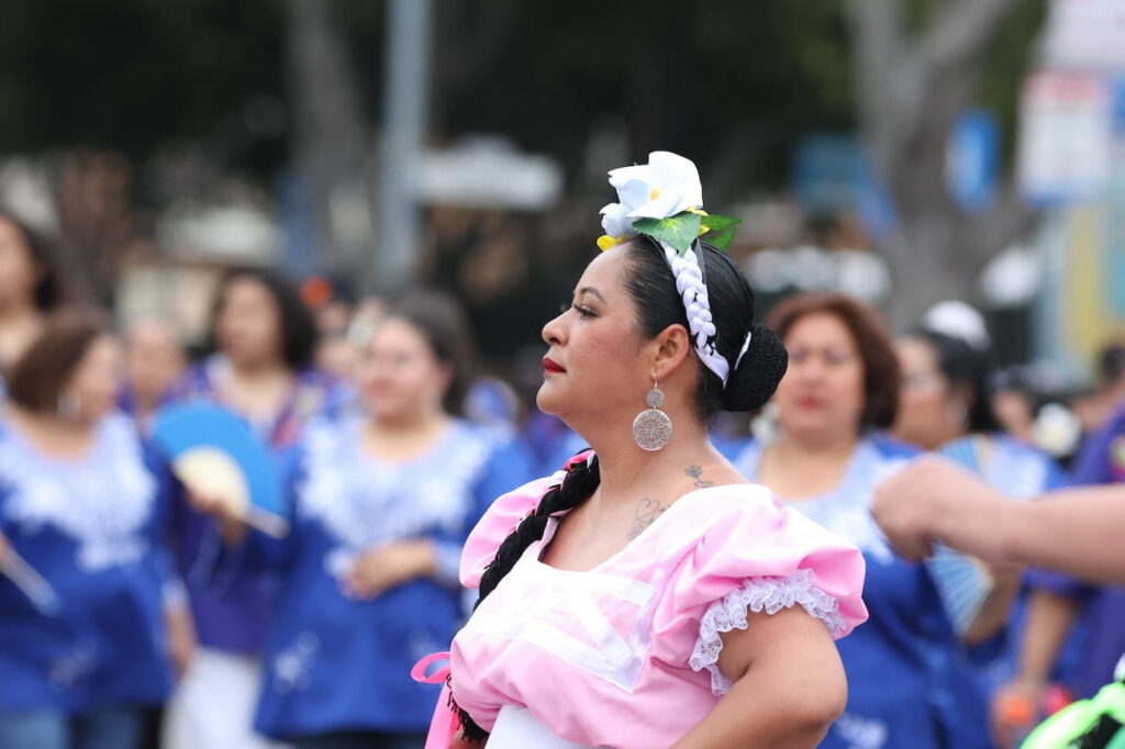 danses traditionnelles espagnoles : une femme danse de côté