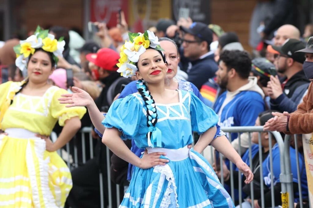 danses-traditionnelles-espagnoles : une femme danse dans la rue