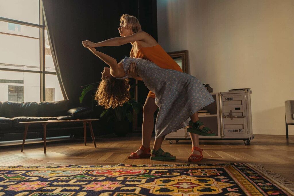 perdre du poids en dansant chez soi : des femmes dansent dans un salon